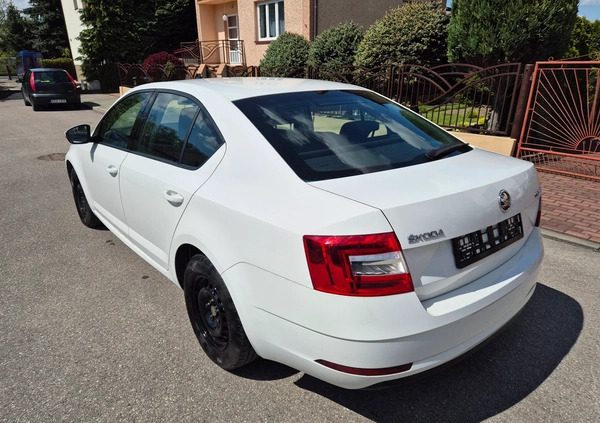 Skoda Octavia cena 37500 przebieg: 219000, rok produkcji 2020 z Tarnów małe 211